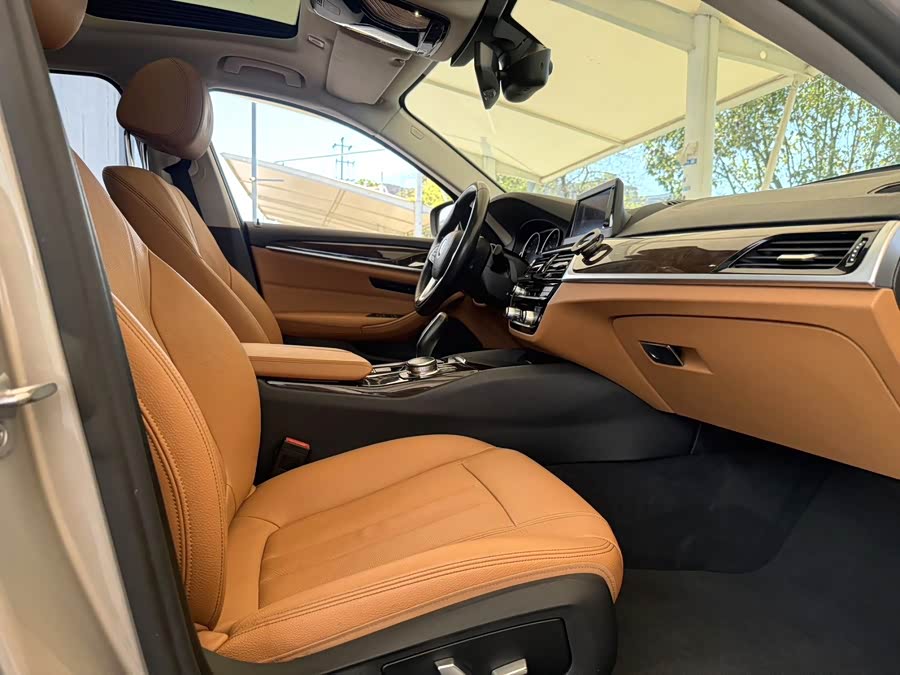 BMW 5 Series 2018 — фото 8