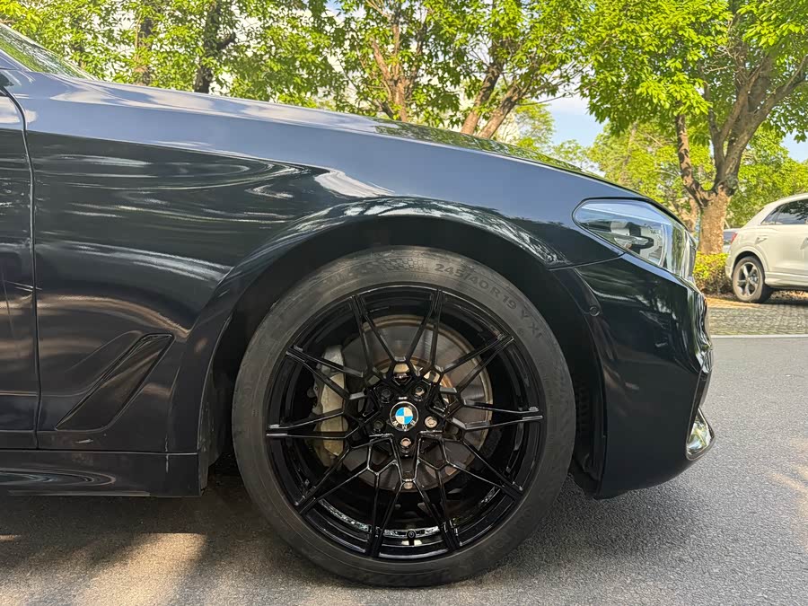 BMW 5 Series 2018 — фото 10