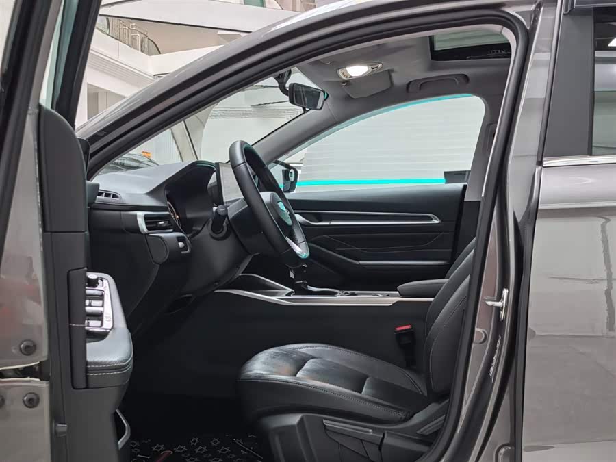 Geely Emgrand 2025