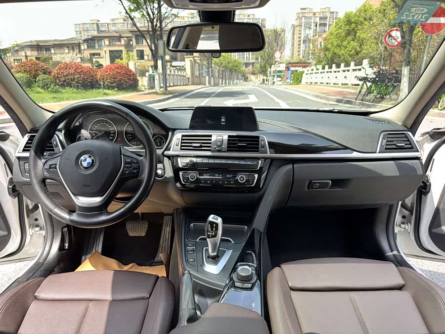 BMW 3 Series 2018 — фото 12