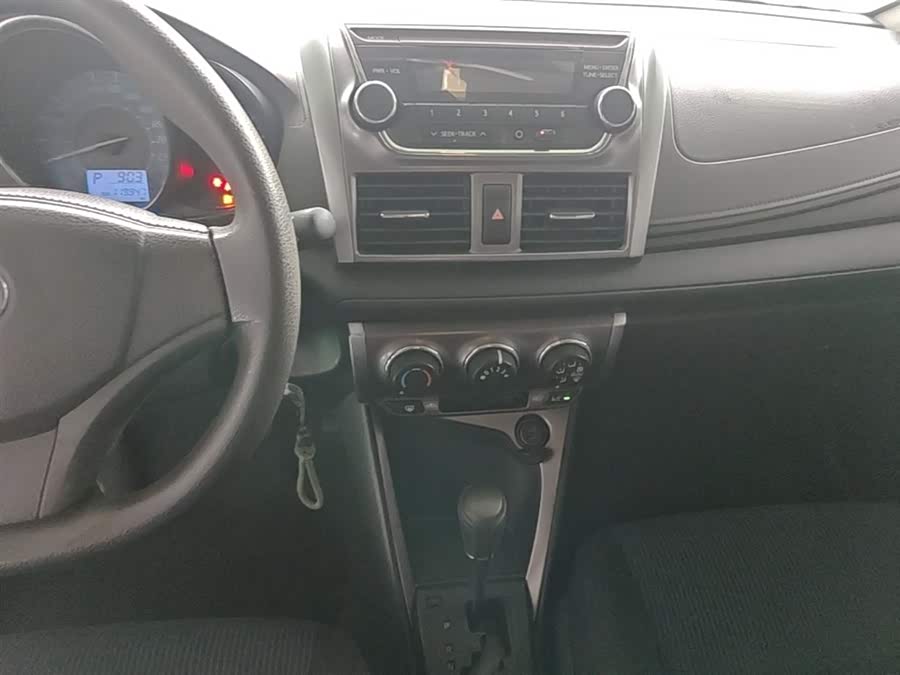 Toyota Yaris L 2014 — фото 13