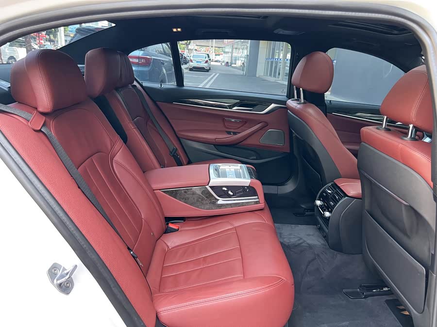 BMW 5 Series 2019 — фото 17