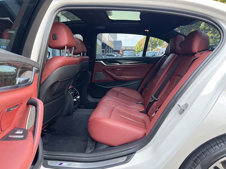 BMW 5 Series 2019 — фото 16