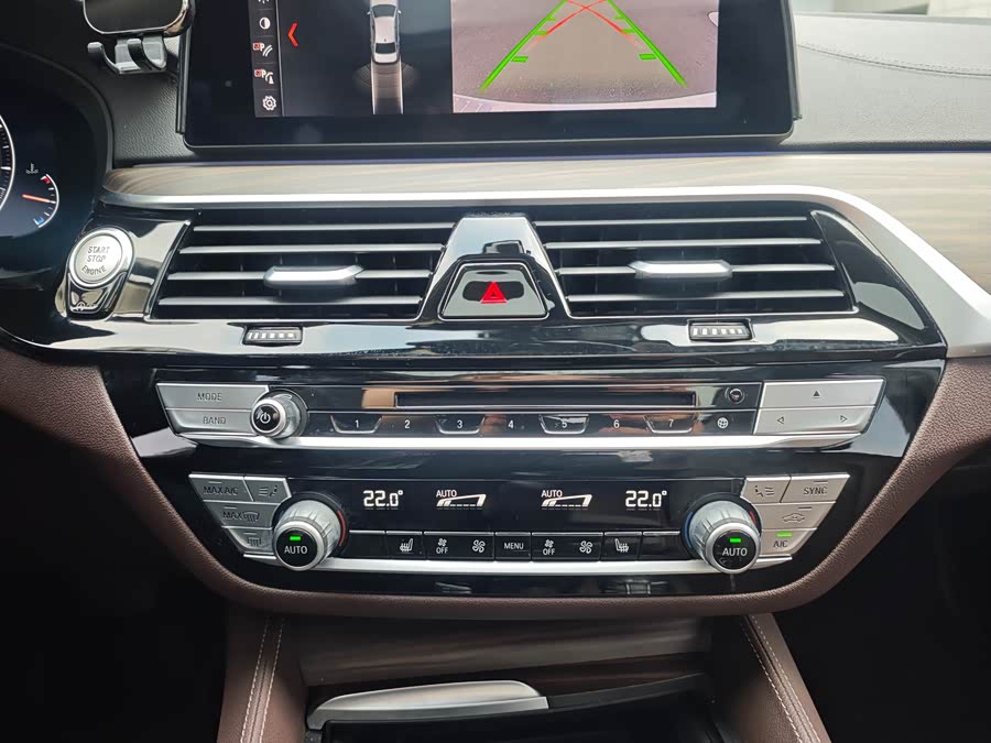 BMW 5 Series 2019 — фото 14