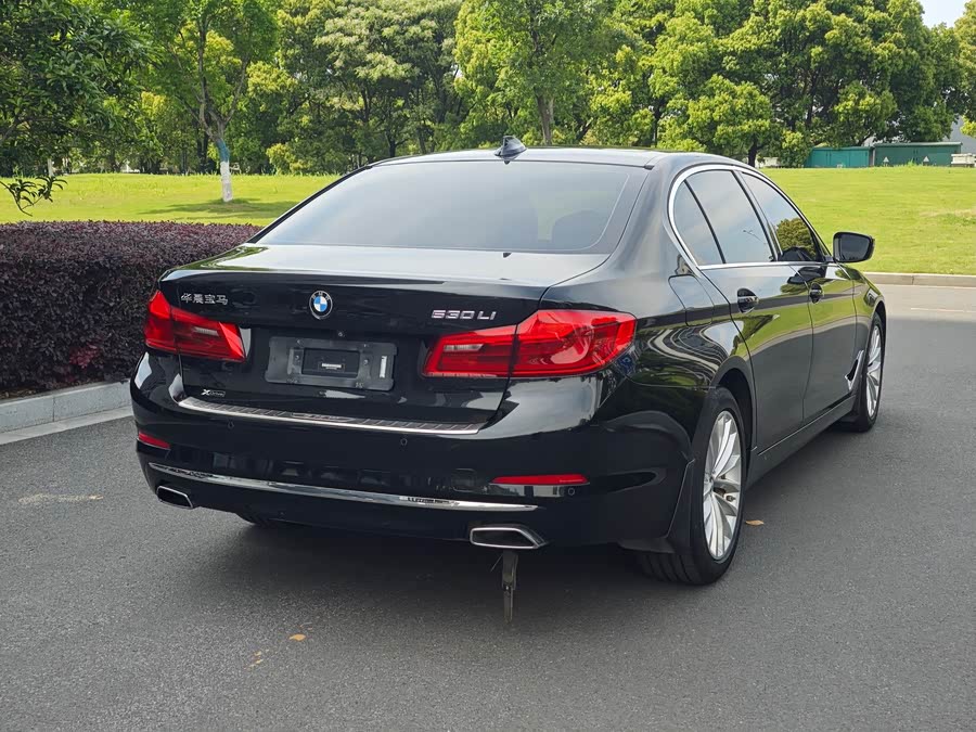 BMW 5 Series 2019 — фото 20
