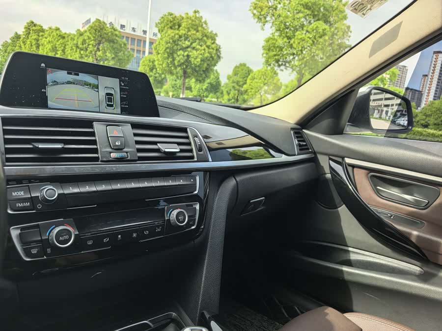 BMW 3 Series 2018 — фото 9