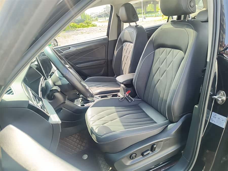 Volkswagen Tiguan L 2023 — фото 15
