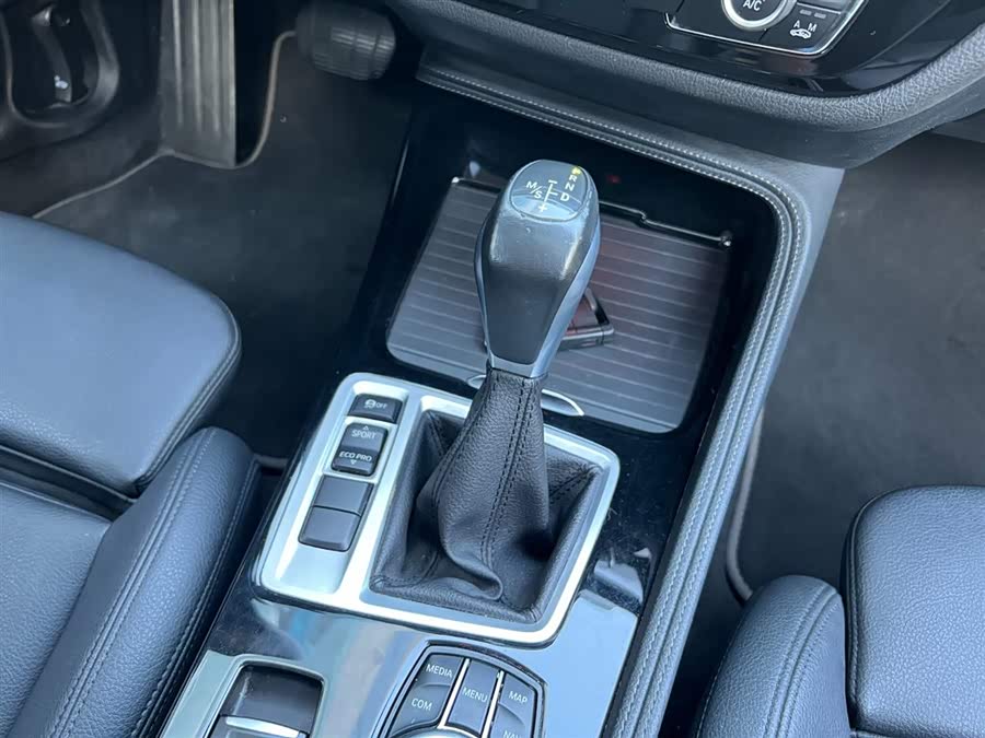 BMW 1 Series 2018 — фото 10
