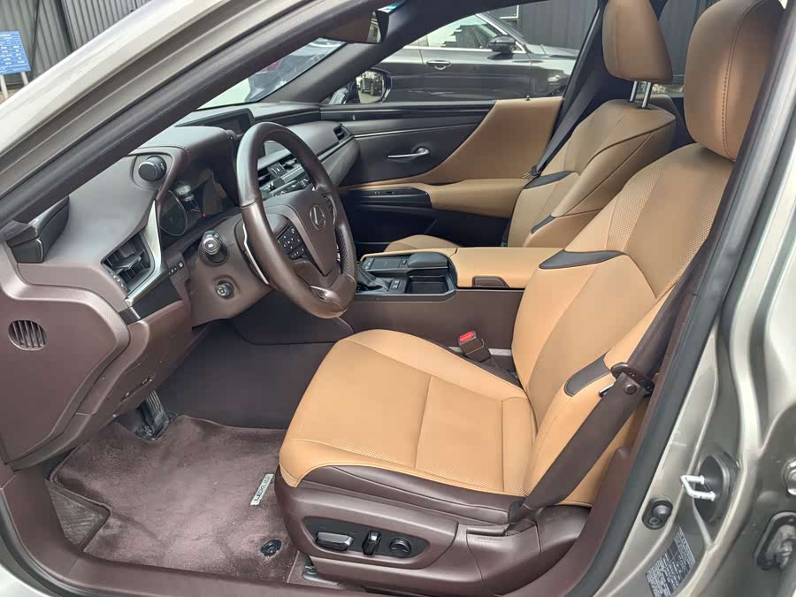 Lexus ES 2020