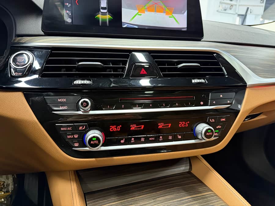 BMW 5 Series 2018 — фото 16