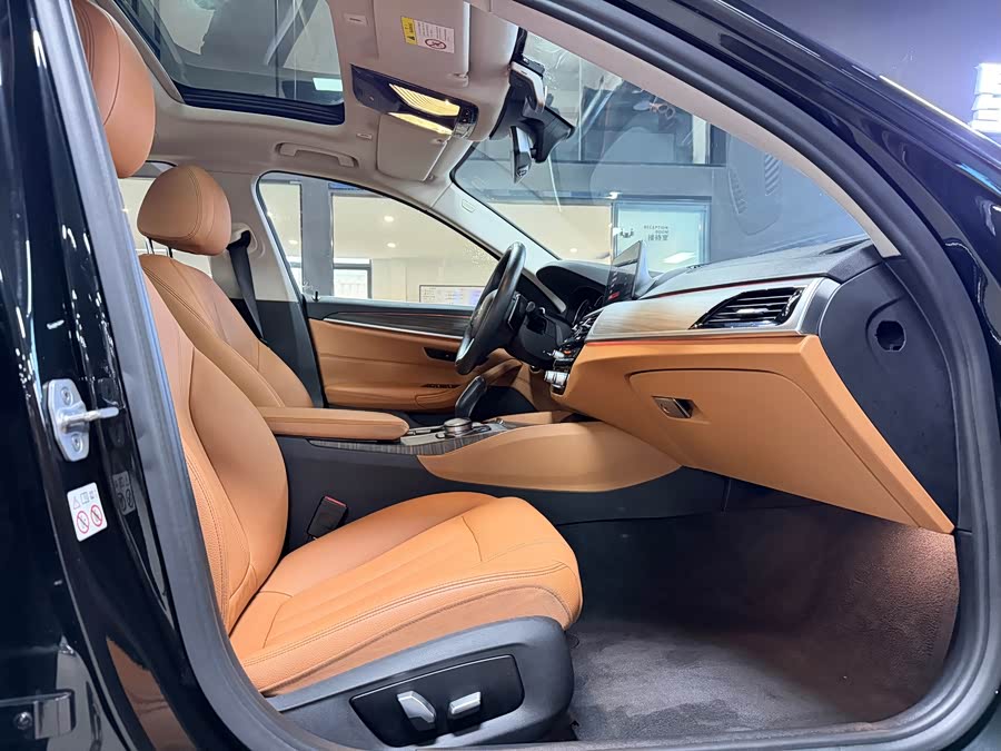 BMW 5 Series 2018 — фото 9