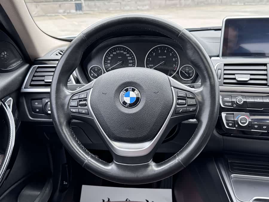 BMW 3 Series 2018 — фото 17