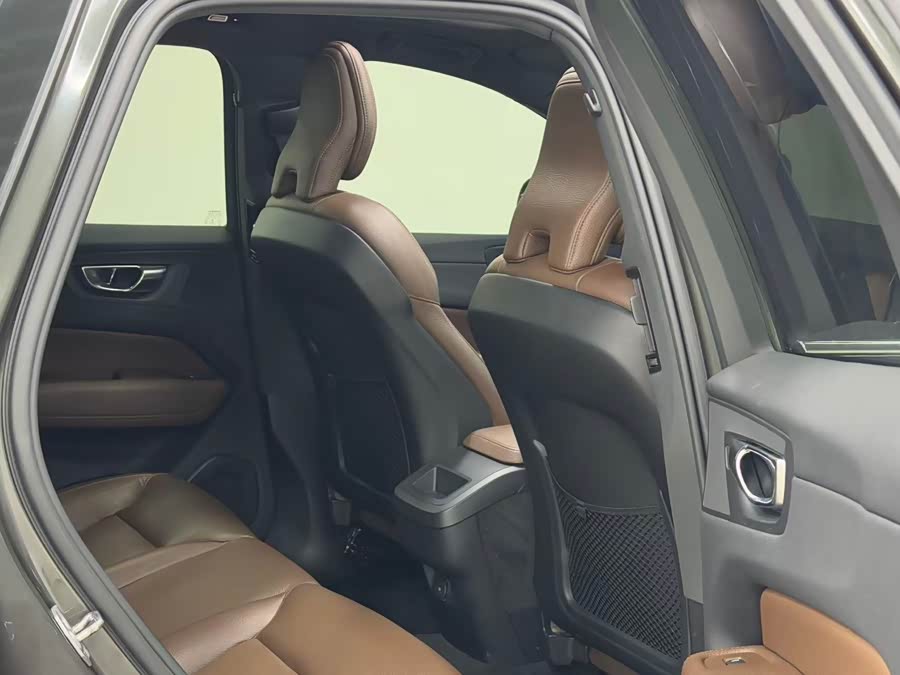 Volvo XC60 2022 — фото 10