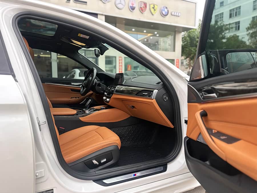 BMW 5 Series 2019 — фото 10