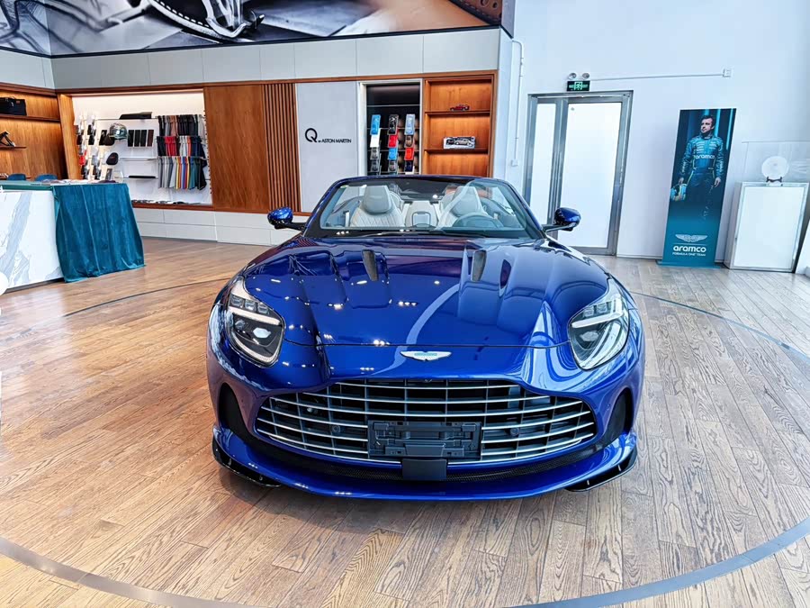 Aston Martin DB12 2025