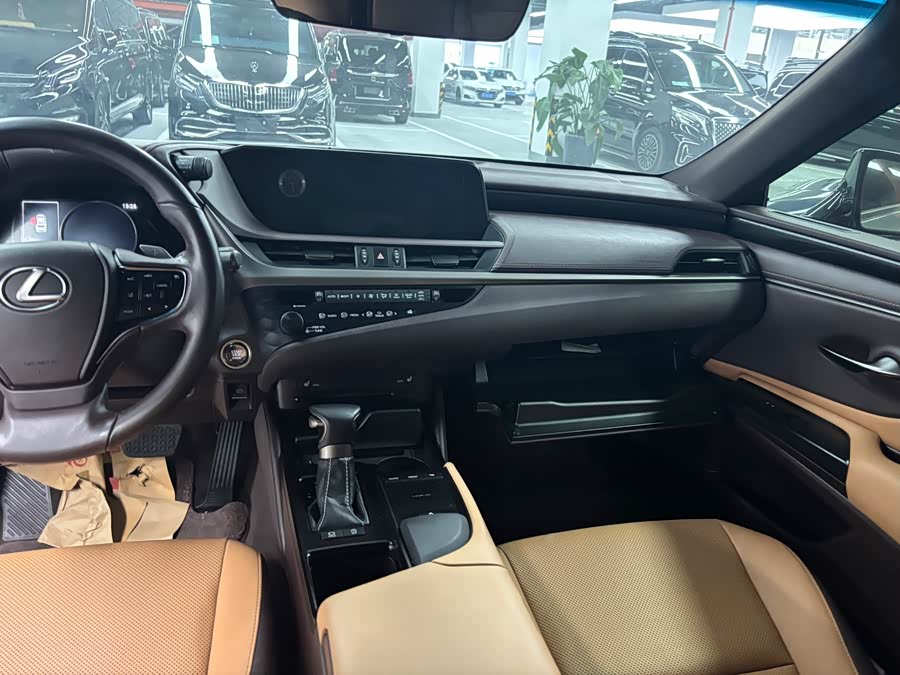 Lexus ES 2020