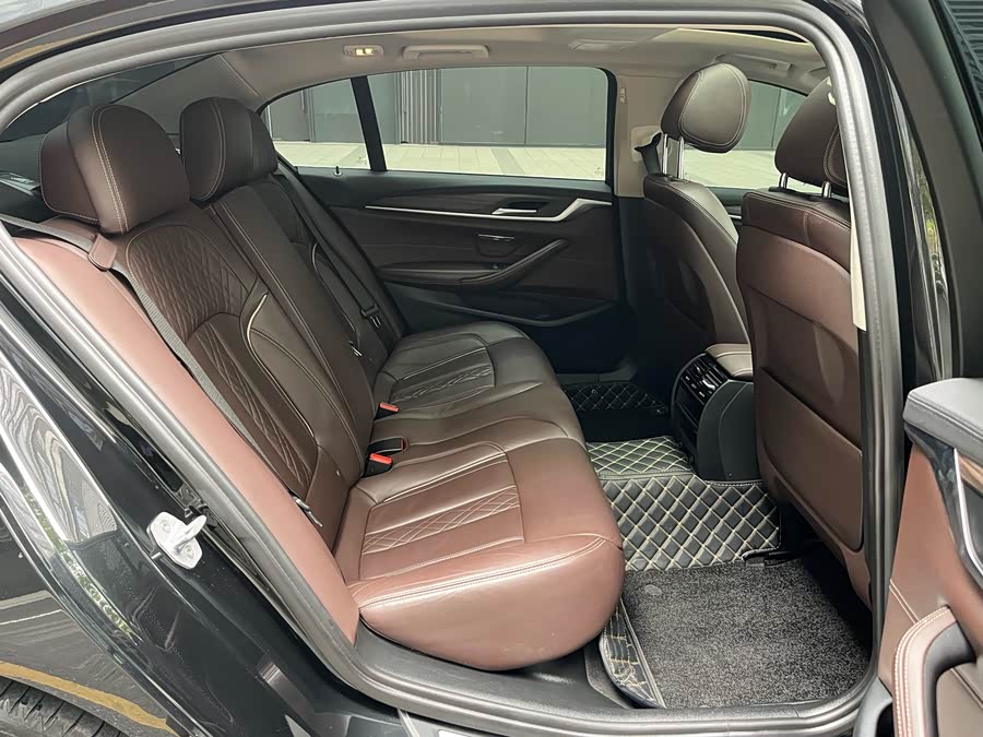 BMW 5 Series 2018 — фото 27