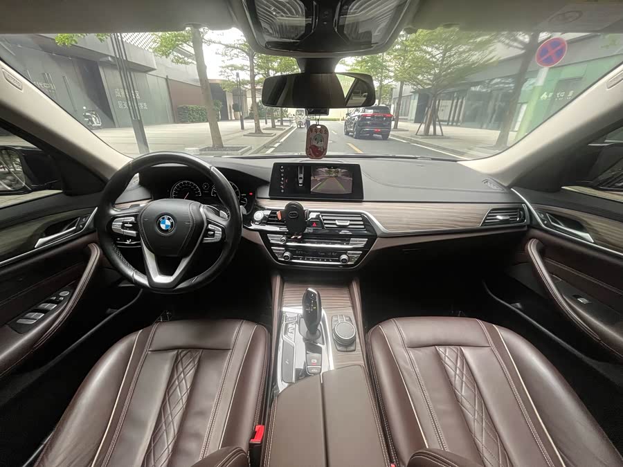 BMW 5 Series 2018 — фото 30