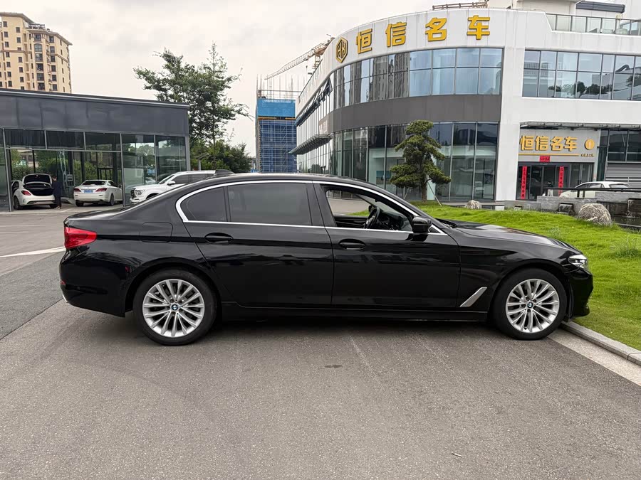 BMW 5 Series 2019 — фото 12