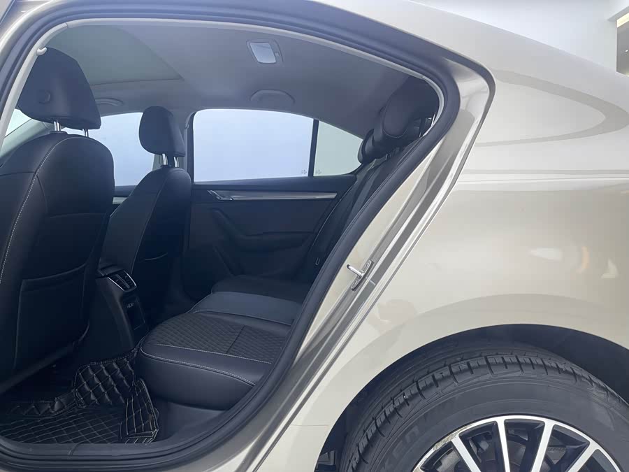 Skoda Octavia 2018 — фото 11