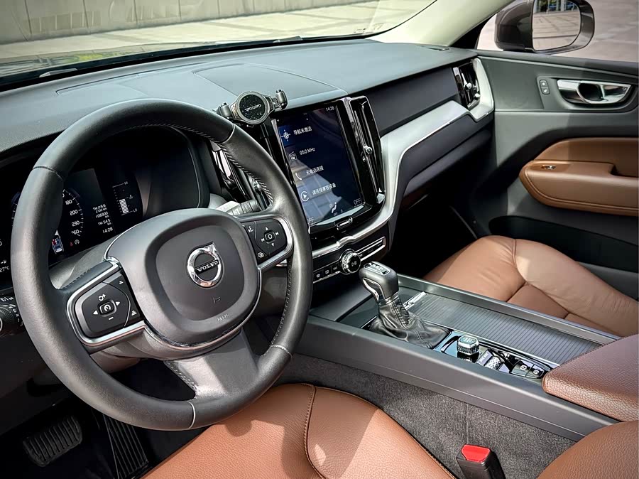 Volvo XC60 2020 — фото 14