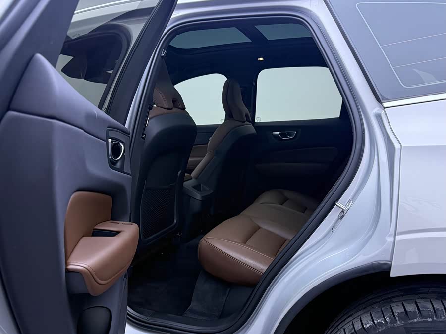 Volvo XC60 2023 — фото 11