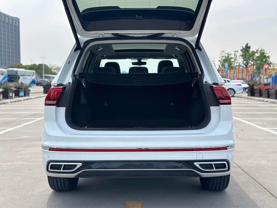 Volkswagen Tiguan L 2024 — фото 18