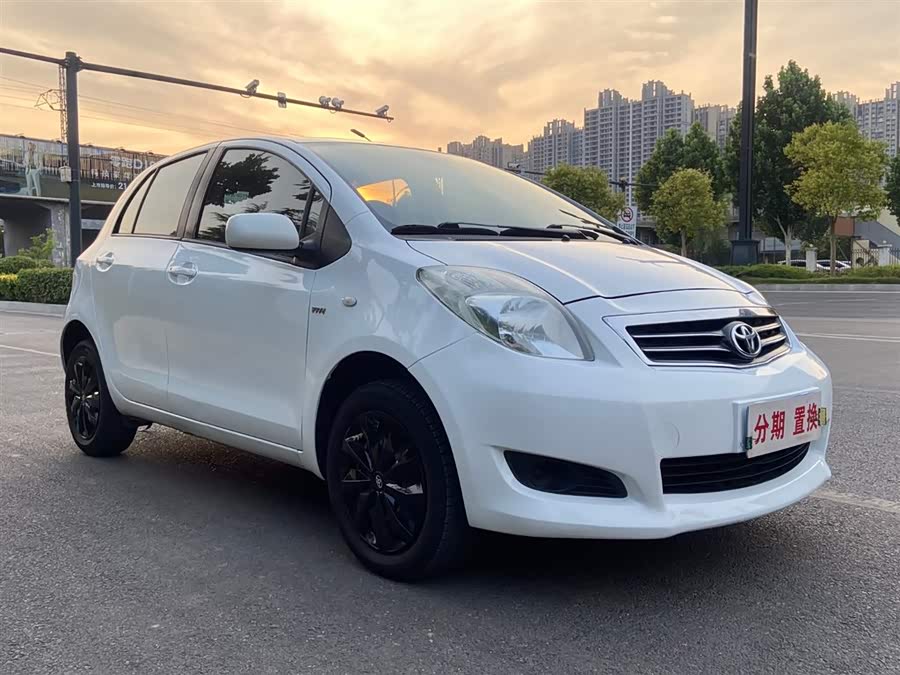 Toyota Yaris L 2011