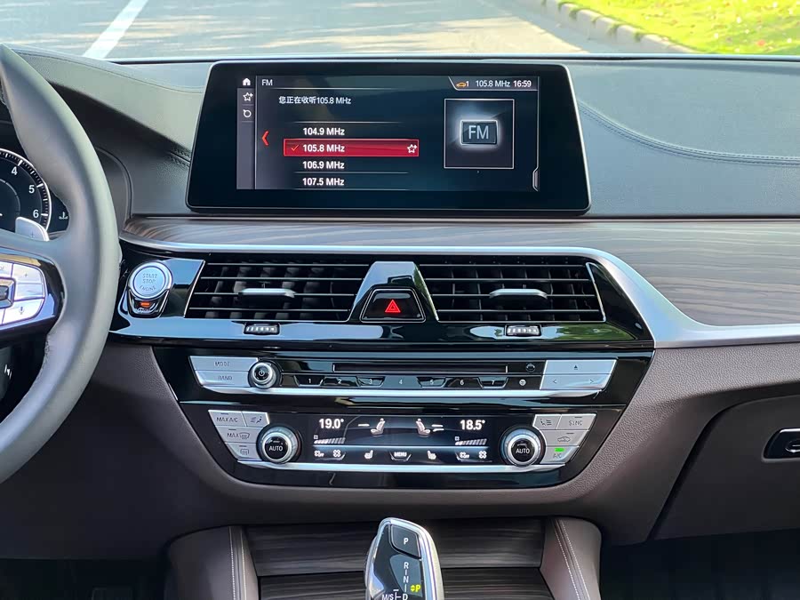 BMW 5 Series 2019 — фото 12