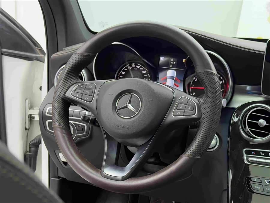 Mercedes-Benz GLC 2018 — фото 11