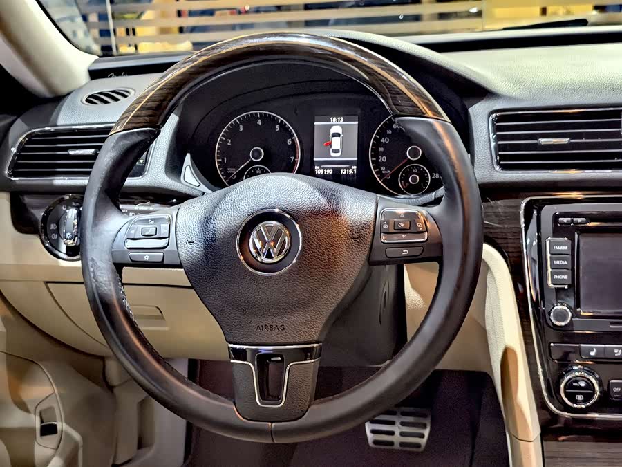 Volkswagen Passat 2014 — фото 9