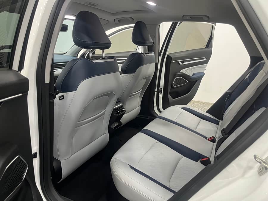 Geely Emgrand 2022
