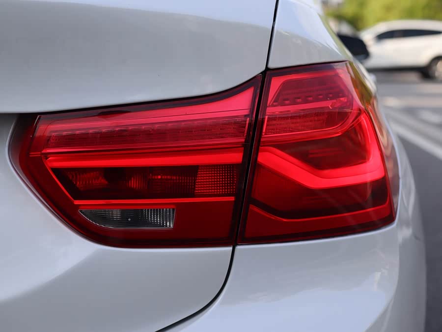 BMW 1 Series 2018 — фото 9
