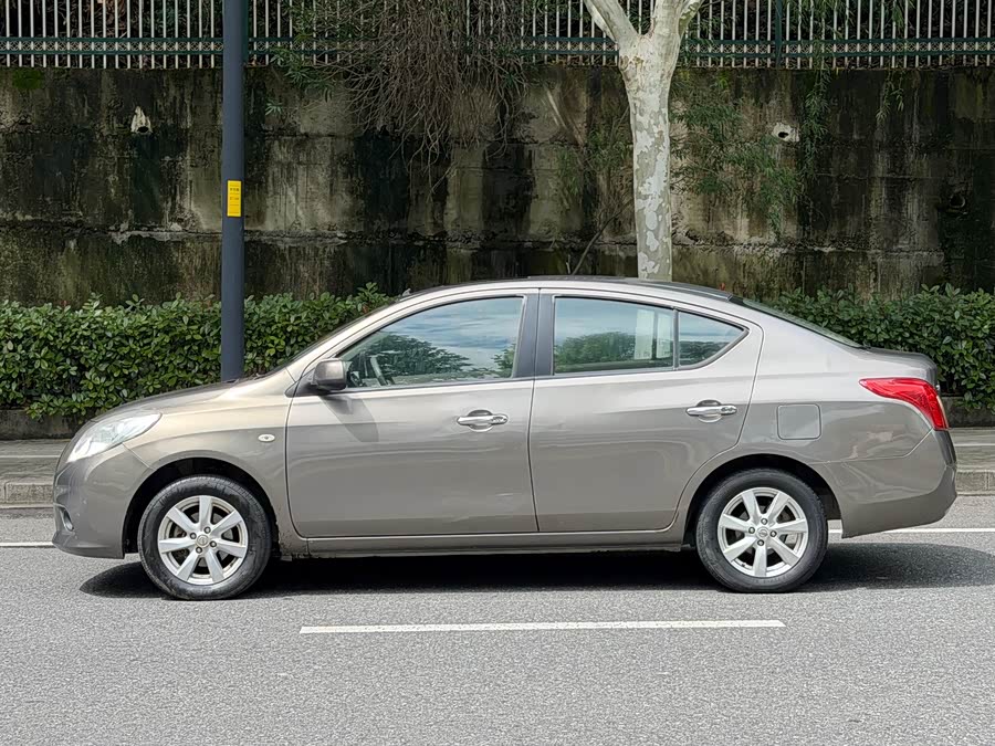Nissan Sunny 2011