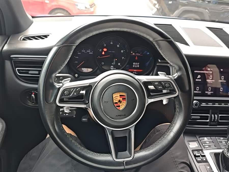 Porsche Macan 2018 — фото 11