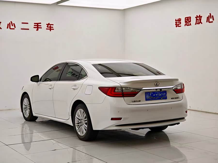 Lexus ES 2015 — фото 8