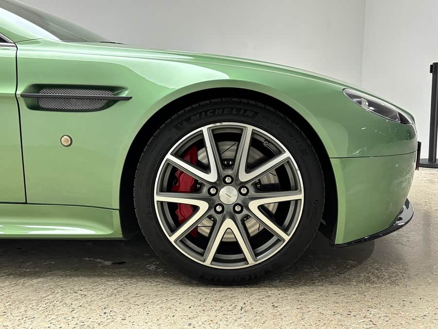 Aston Martin V8 Vantage 2012