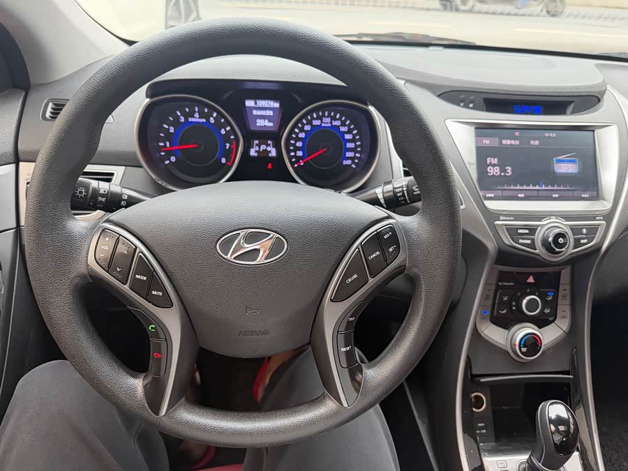 Hyundai Elantra 2016 — фото 12