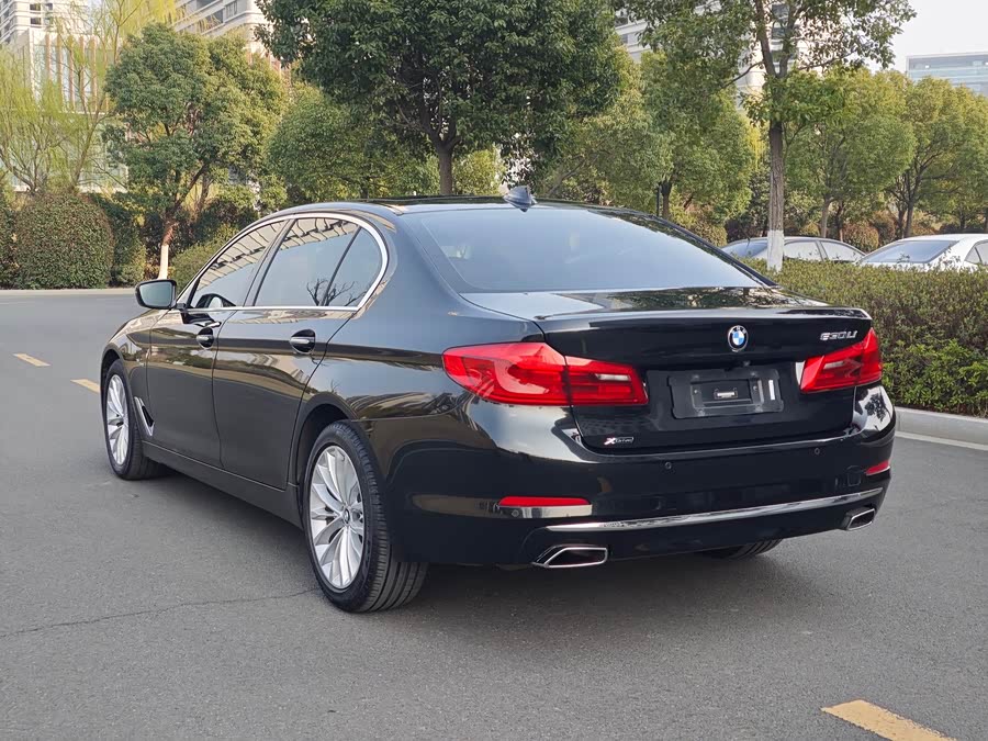 BMW 5 Series 2018 — фото 23