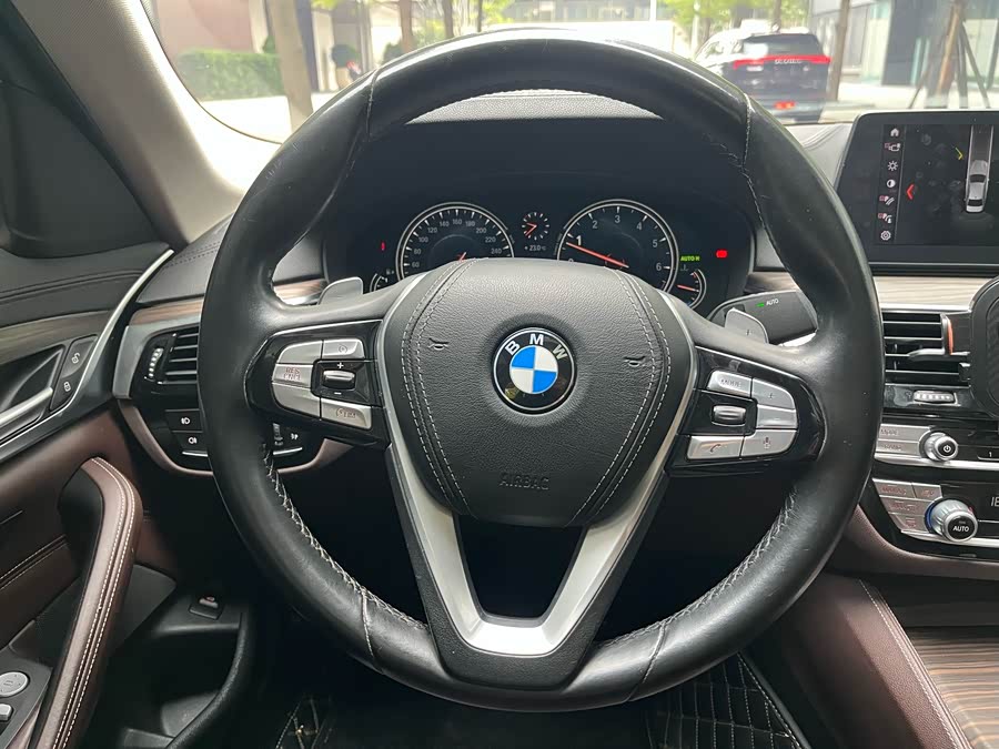 BMW 5 Series 2018 — фото 32