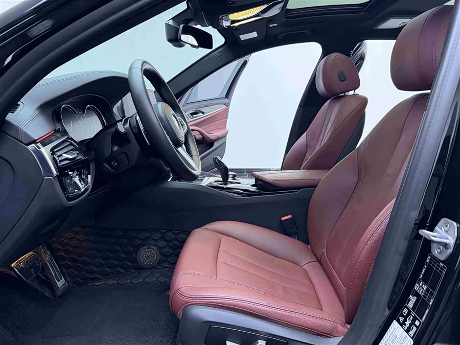 BMW 5 Series 2018 — фото 11