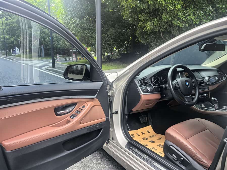 BMW 5 Series 2017 — фото 11