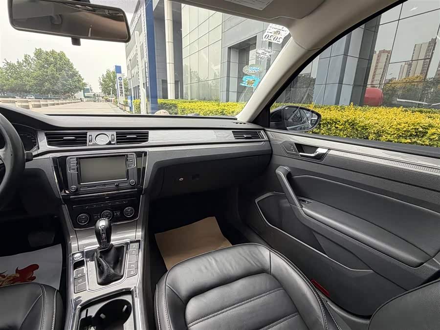 Volkswagen Passat 2017 — фото 11