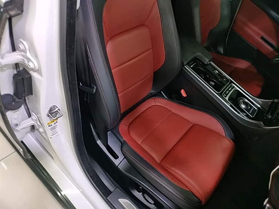Jaguar XE 2018 — фото 25