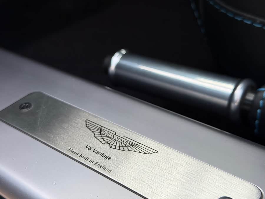 Aston Martin V8 Vantage 2016 — фото 16
