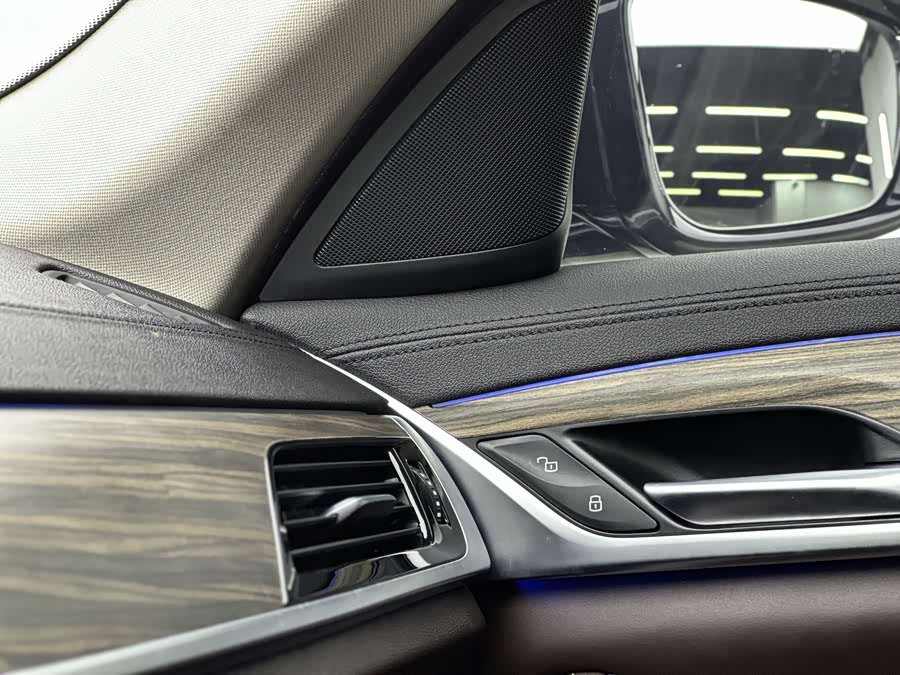 BMW 5 Series New Energy 2019 — фото 17
