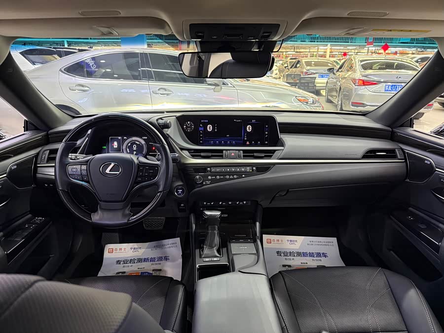 Lexus ES 2018 — фото 10