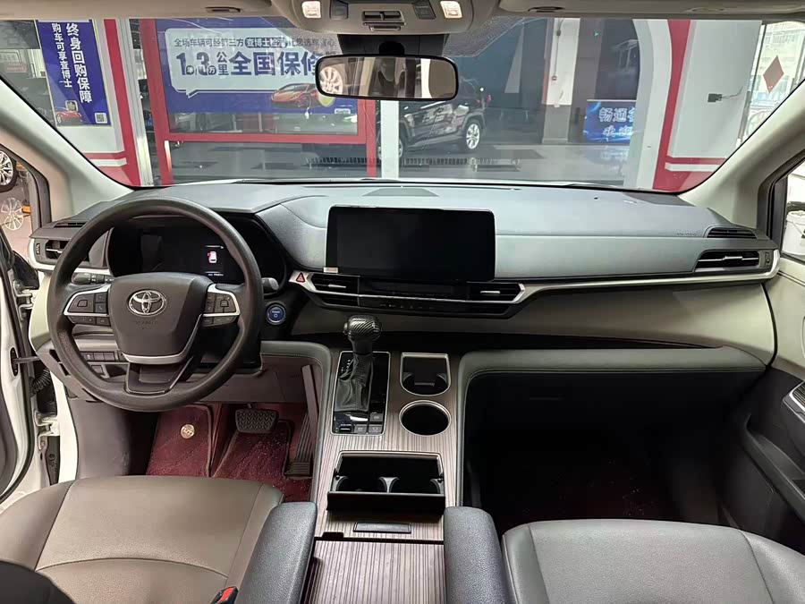 Toyota Granvia 2023