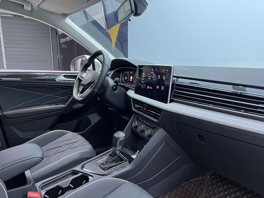 Volkswagen Tiguan L 2023 — фото 23