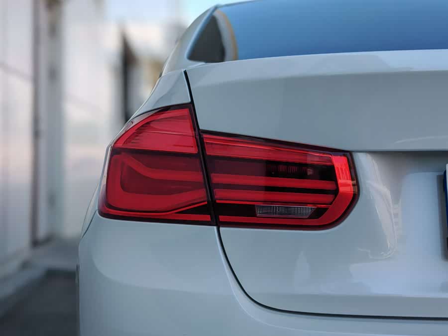 BMW 3 Series 2018 — фото 9
